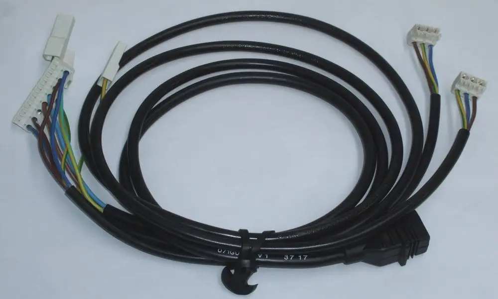 Kabel mit mehreren Leitungen und Steckeranschlüssen, möglicherweise für die Verbindung eines Feuerungsautomaten von Daikin Altherma C Oil.
